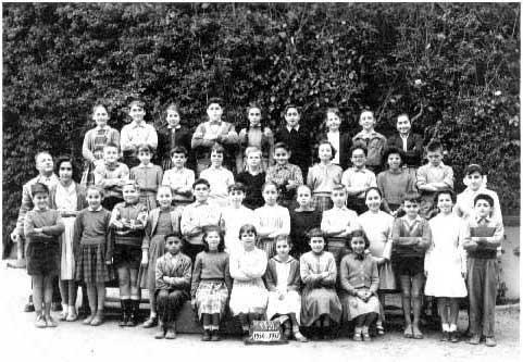 s_1956-1957_8eme M.jpg - Lycée St. Aulaire - TANGER / MAROC- Année scolaire: 1956-57. photo 8ème Mixte Photo communiquée par Alberto BENDAHAN Albert Bendahan est au deuxième rang , premier à droite, à partir du bas.À tous mes camarades, garçons et filles, si vous vous y retrouvez, prière de me contacter.Merci, Alberto